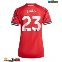 Camisa de Futebol Manchester United Luke Shaw #23 Equipamento Principal Mulheres 2025-26 Manga Curta